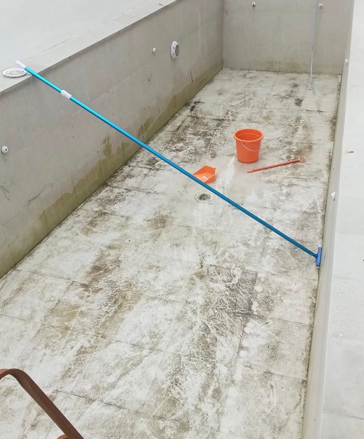 Alland – Service de Nettoyage & Entretien de Piscine (1/2)