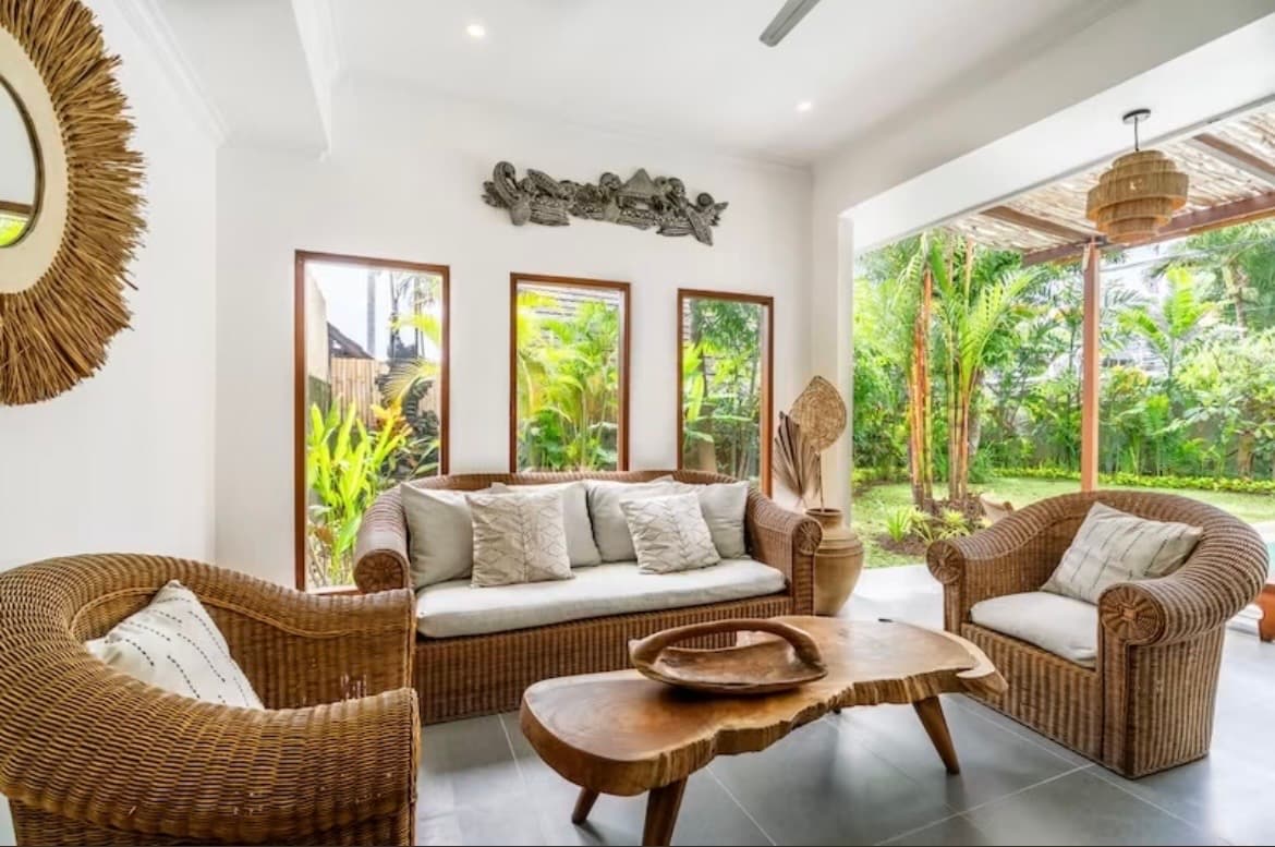 Tropical Batu Bolong Villa – 3BR Fully Renovated Villa (1/3)