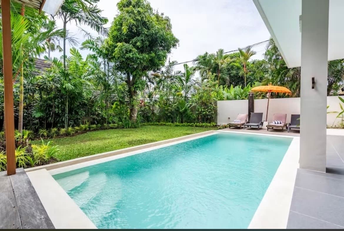 Tropical Batu Bolong Villa – 3BR Fully Renovated Villa — photo 1
