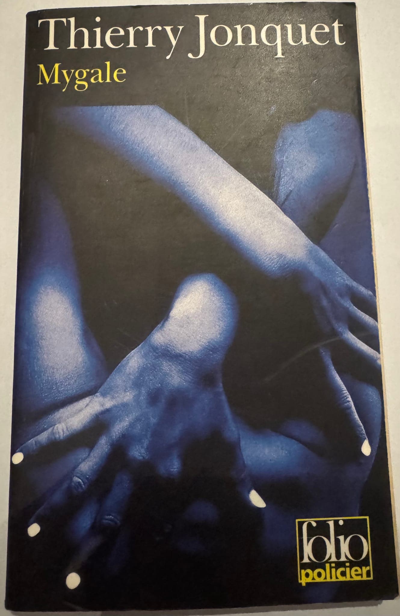 French paperback book — photo 1