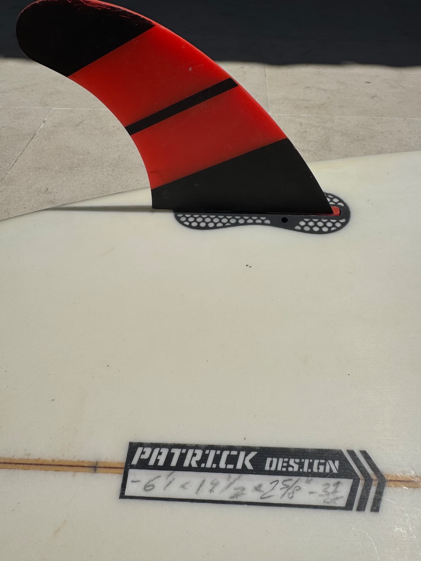 6.1 surfboard grip and fins (1/3)