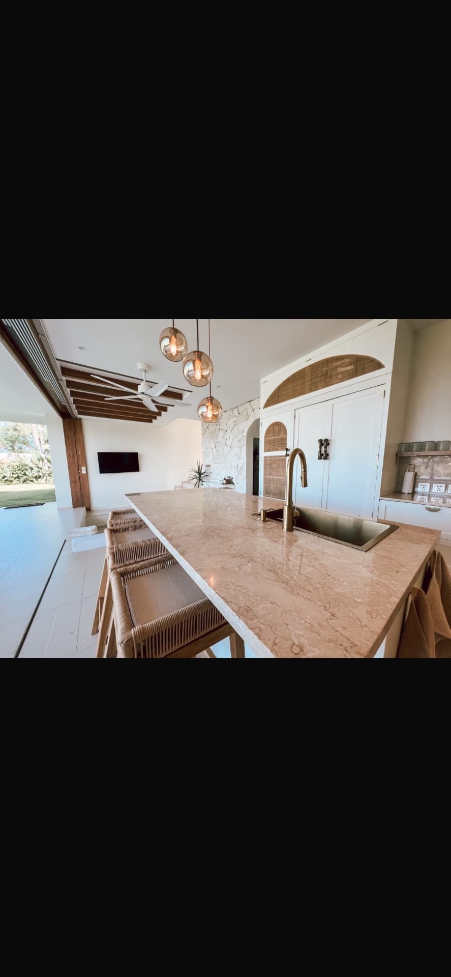 Villa 4 Kamar Tidur dengan Taman Luas & Pemandangan Sawah di Kedungu (1/3)