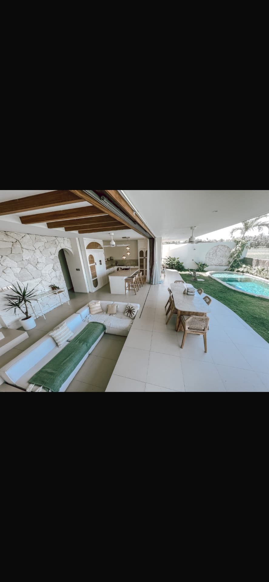 Villa 4 Kamar Tidur dengan Taman Luas & Pemandangan Sawah di Kedungu (1/3)