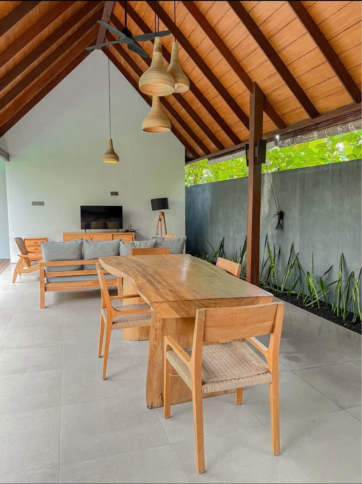 Villa 2 Kamar Tidur Disewakan Tahunan – 5 Menit ke Pantai Pererenan (1/3)