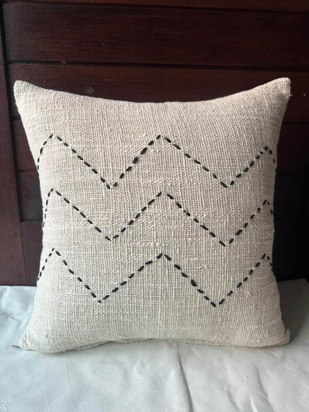 Bantal Sofa Natural Beige 40x40 cm Motif Chevron Zigzag Bohemian Rustic — photo 1