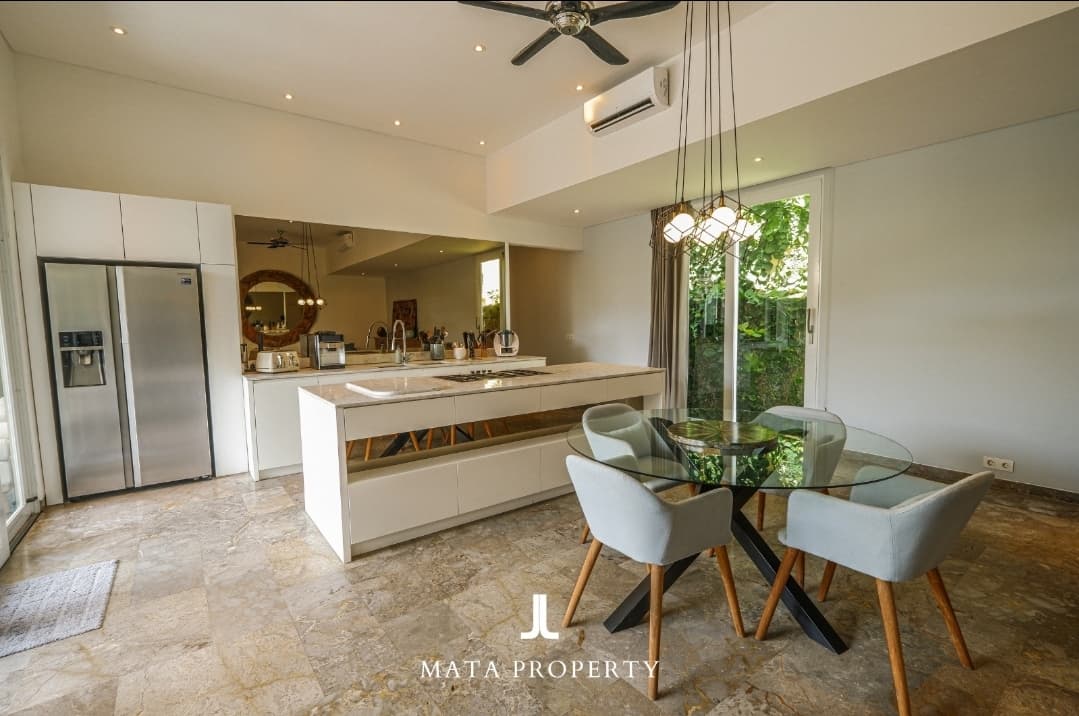Spacious 4-Bedroom Villa with Pool and Garden for Sale in Sanur, Walk to the Beach (1/3)