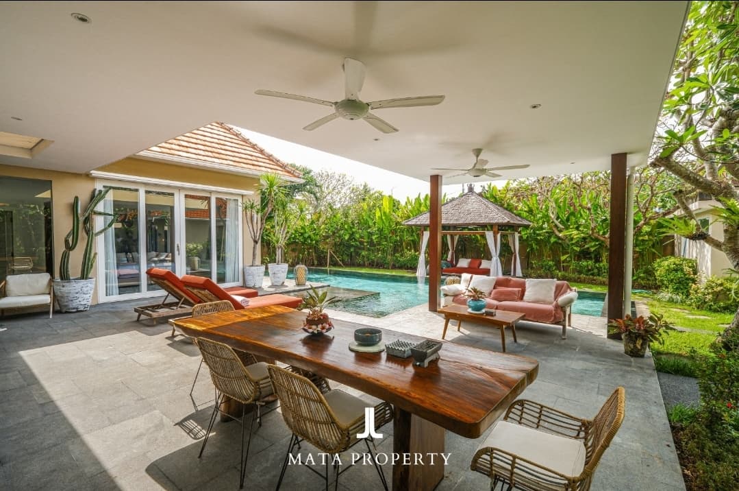 Spacious 4-Bedroom Villa with Pool and Garden for Sale in Sanur, Walk to the Beach (1/3)