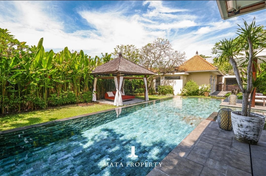 Spacious 4-Bedroom Villa with Pool and Garden for Sale in Sanur, Walk to the Beach (1/3)
