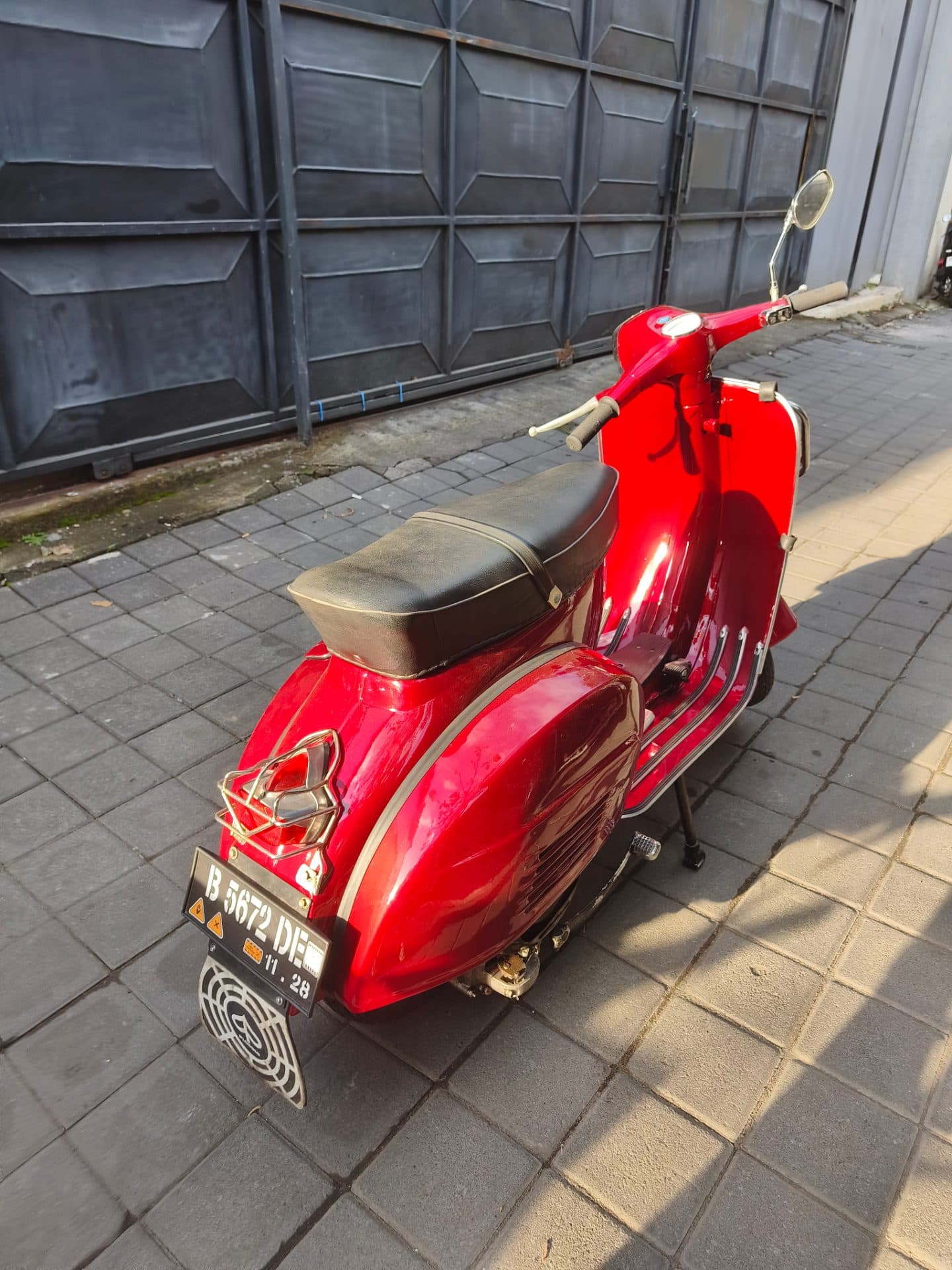 1976 candy red classic vespa super (1/2)