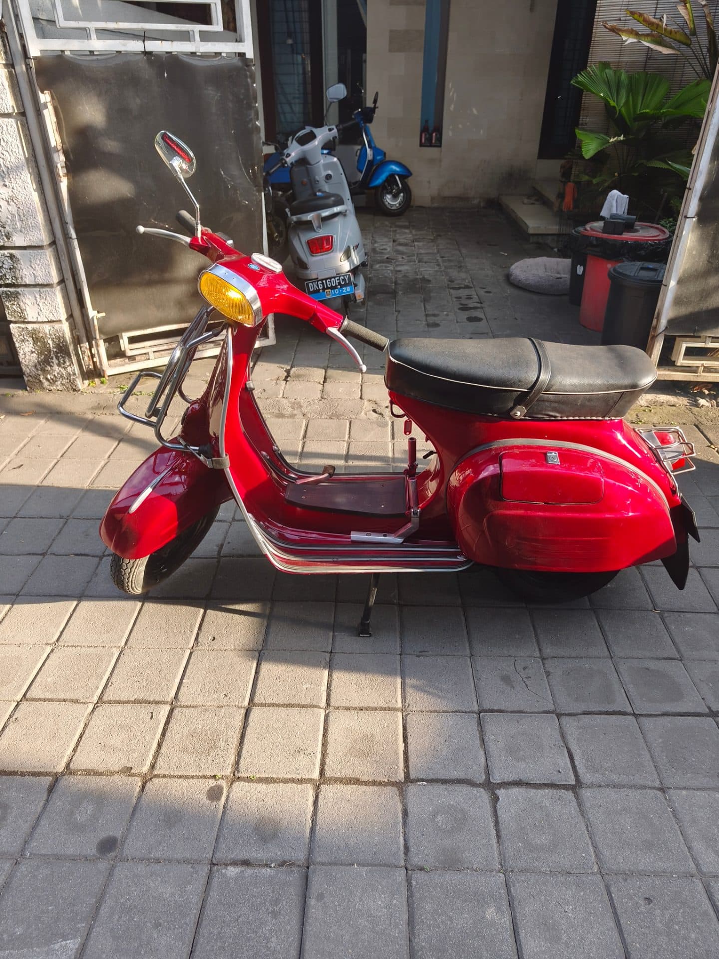 1976 candy red classic vespa super (1/2)