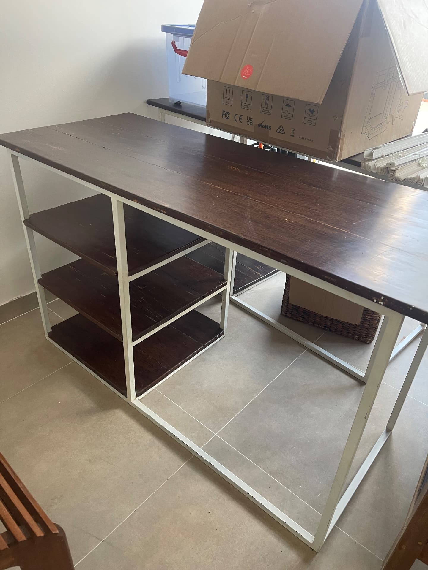 Desk with a wood Ulin and metal frame (1/3)