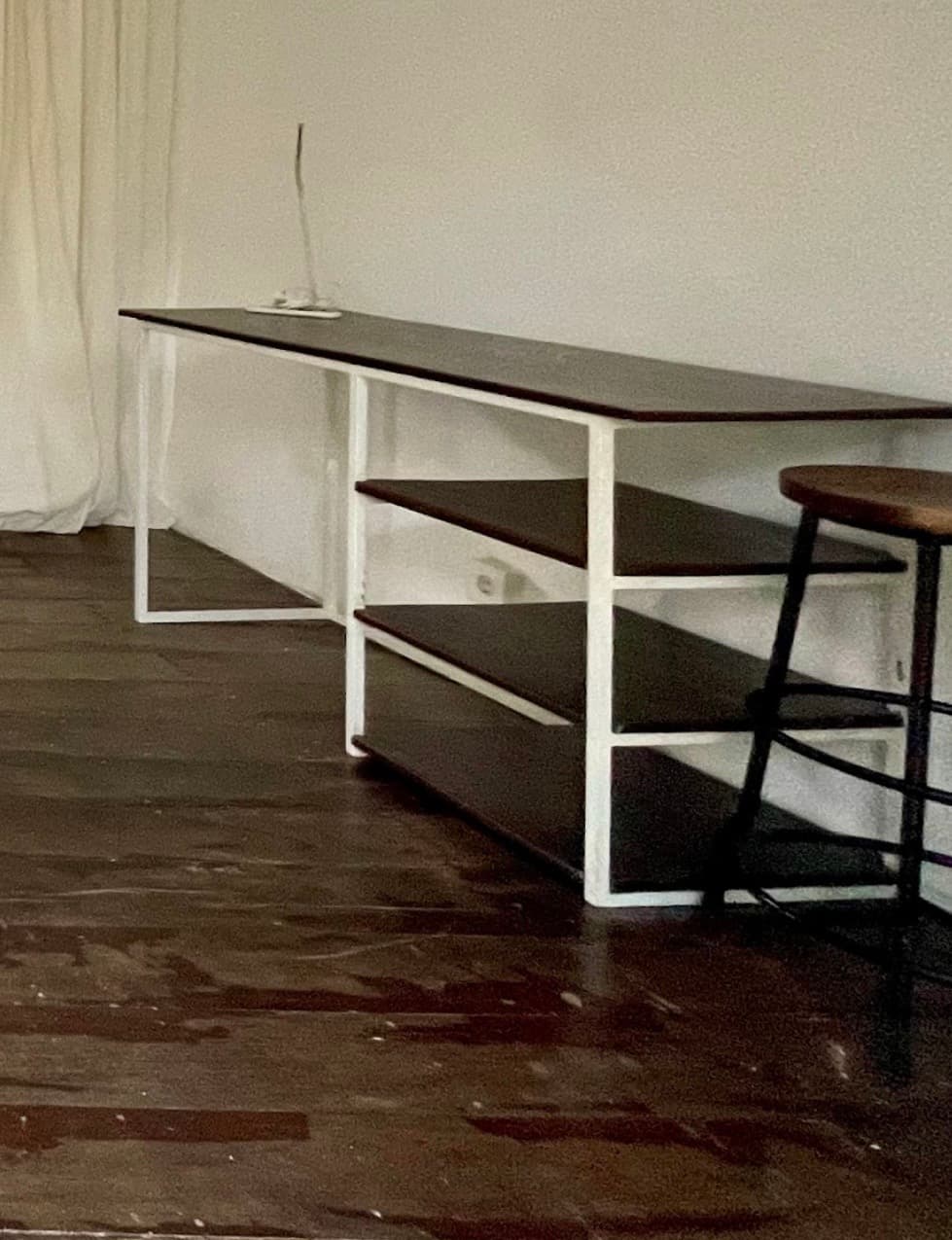 Desk with a wood Ulin and metal frame (1/3)