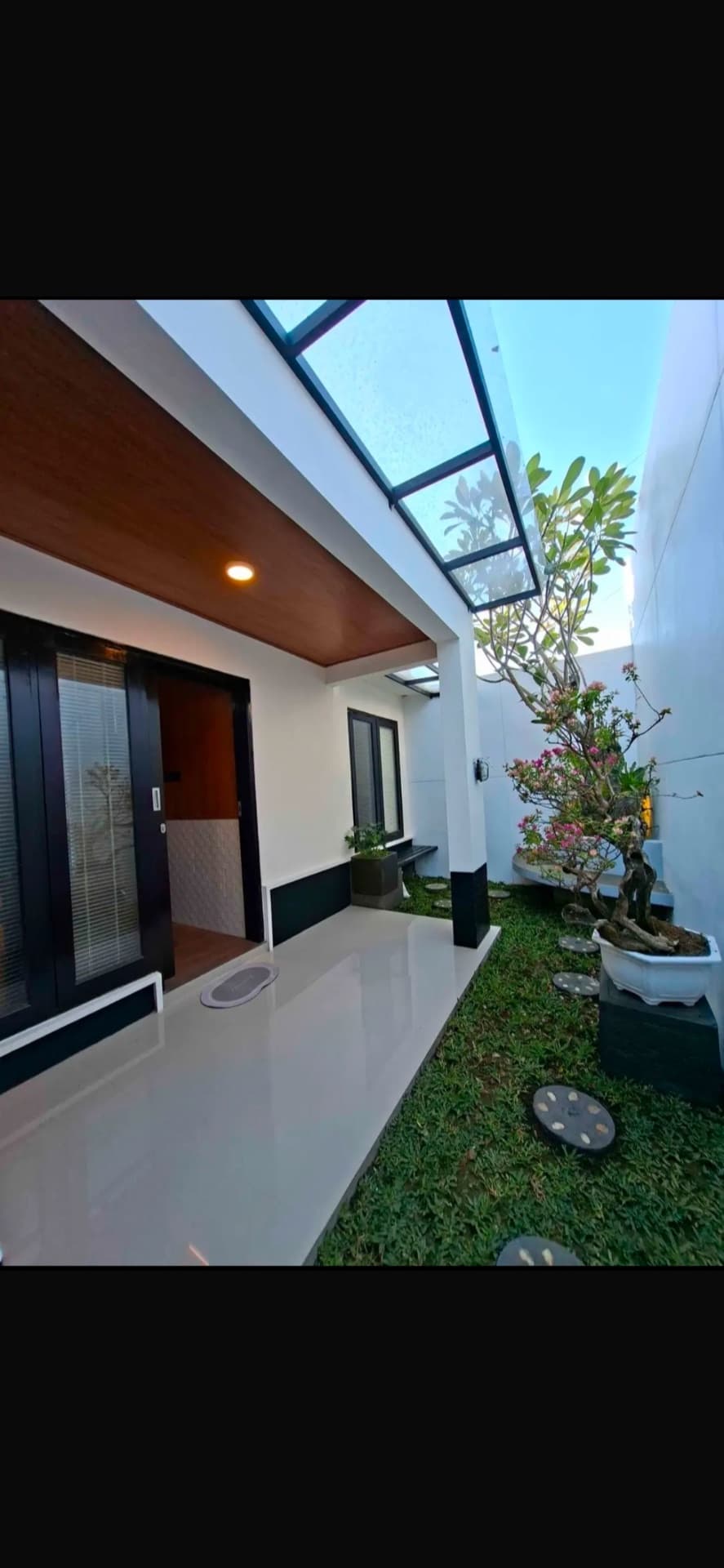RUMAH MODERN DENGAN KOLAM RENANG | FULLY FURNISHED (1/3)