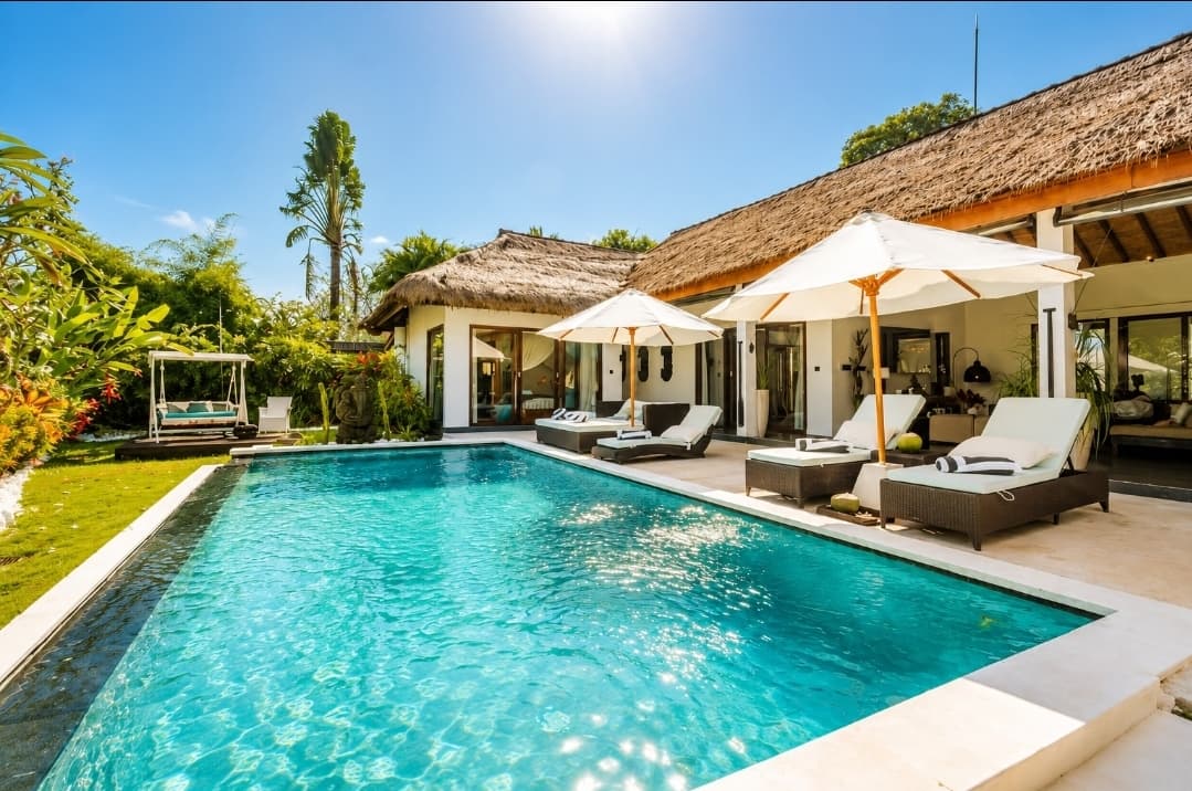 Luxury 4BR Villa with Private Pool & Tropical Garden Near Canggu (1/5)