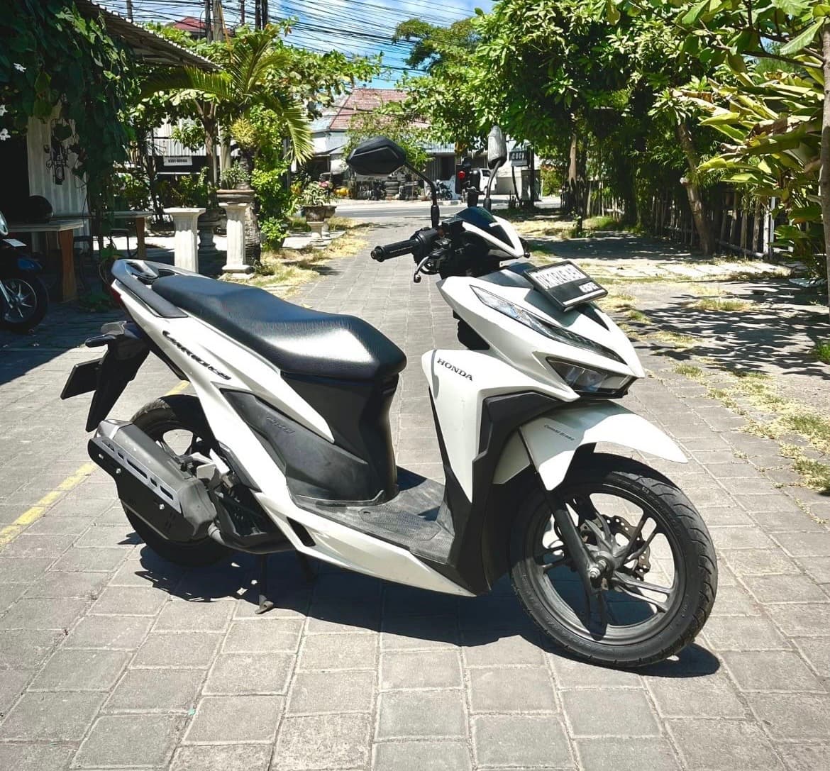 Honda Vario 150 FI eSP motorbike rental (1/2)