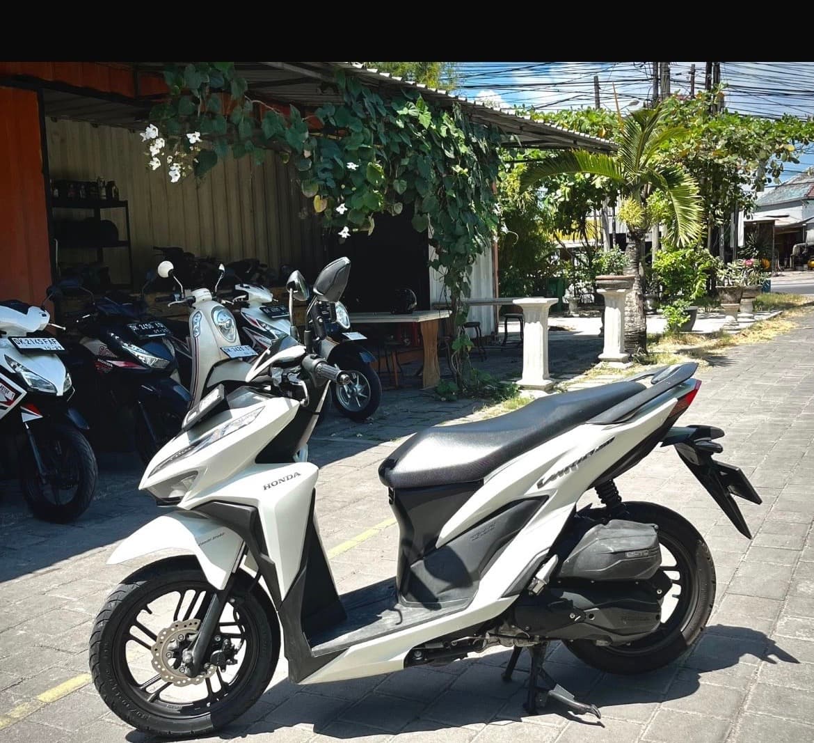 Honda Vario 150 FI eSP motorbike rental (1/2)
