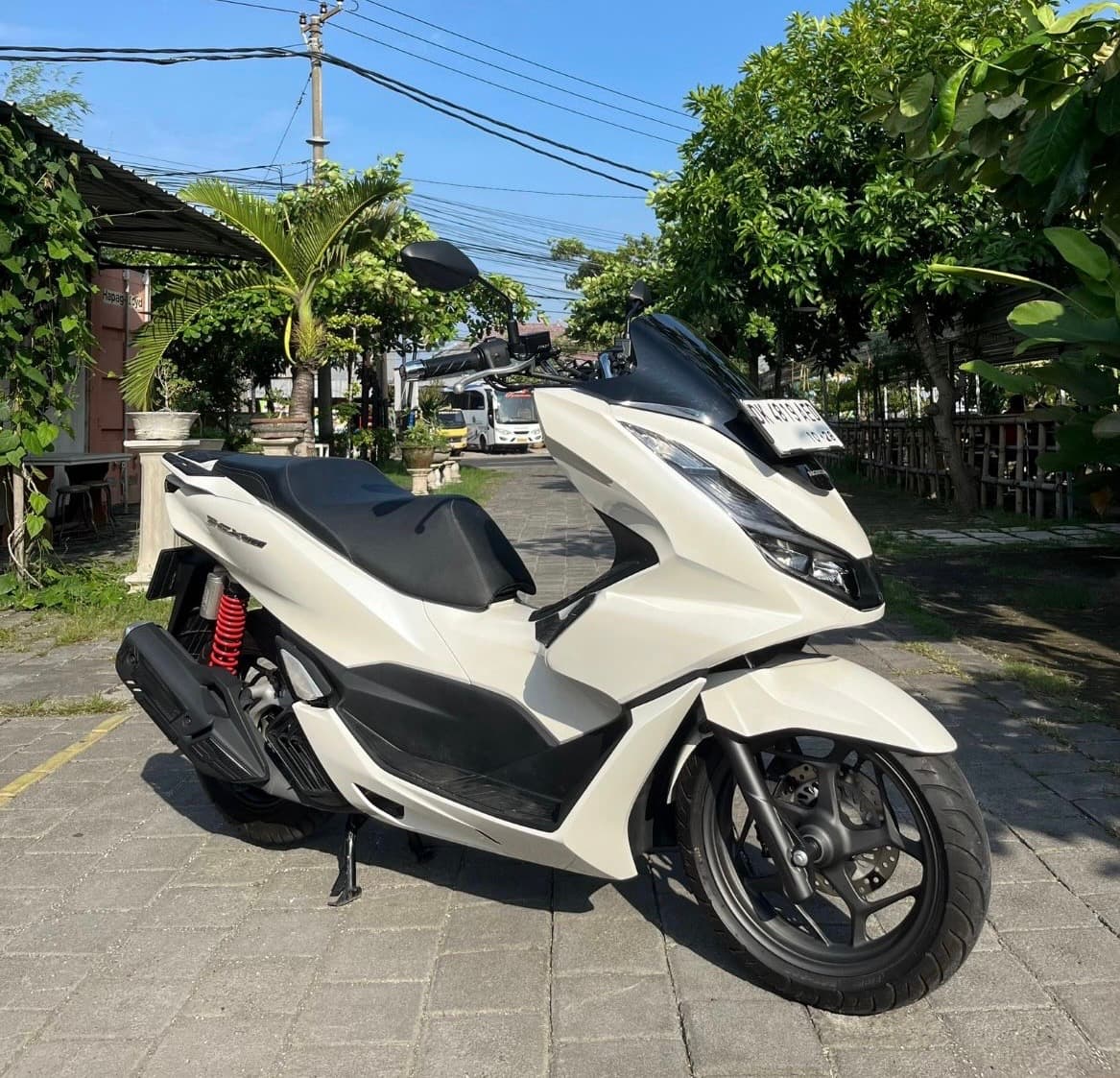 Honda PCX 160 scooter rental (1/3)