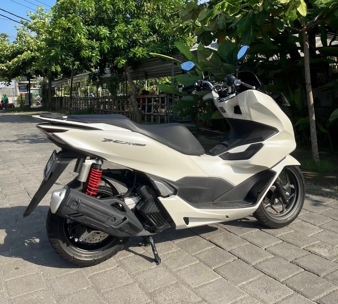 Honda PCX 160 scooter rental (1/3)
