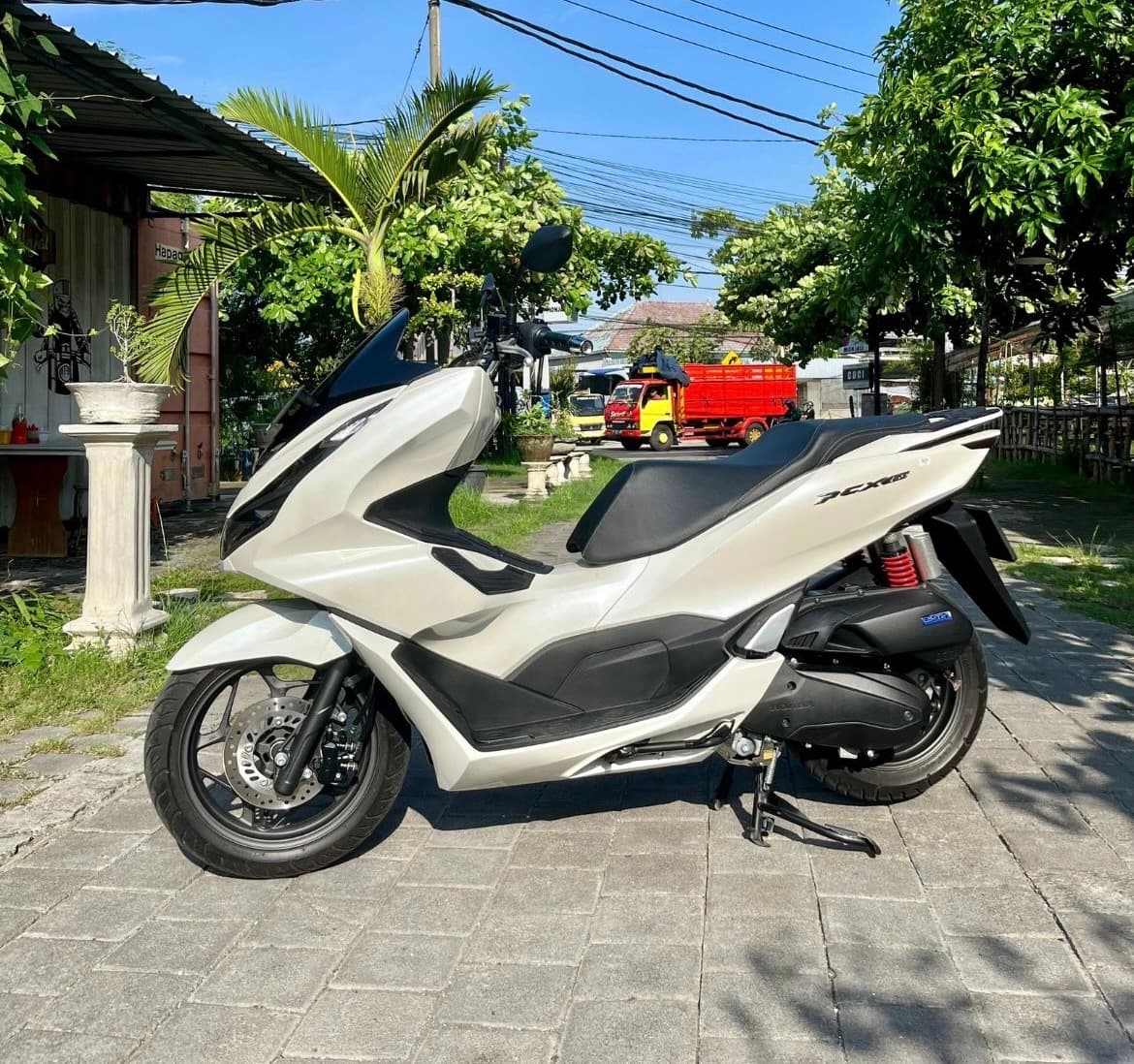 Honda PCX 160 scooter rental (1/3)