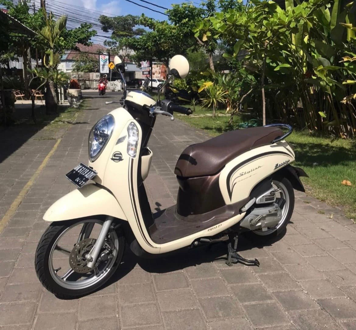 Honda Scoopy FI eSP motorbike rental (1/3)