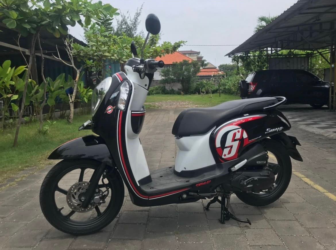 Honda Scoopy FI eSP motorbike rental (1/3)