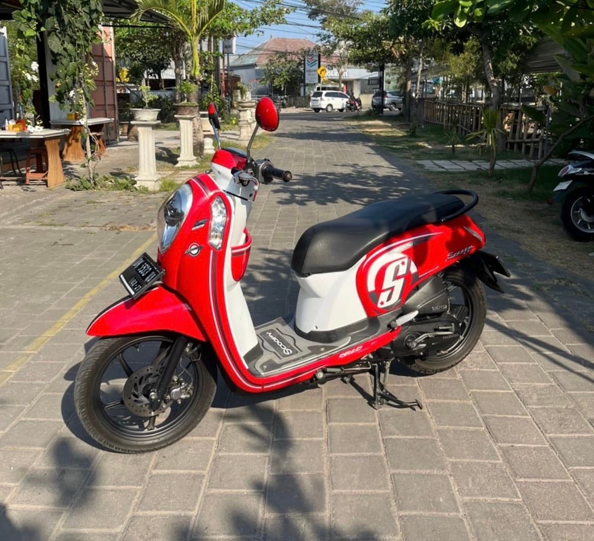 Honda Scoopy FI eSP motorbike rental (1/3)