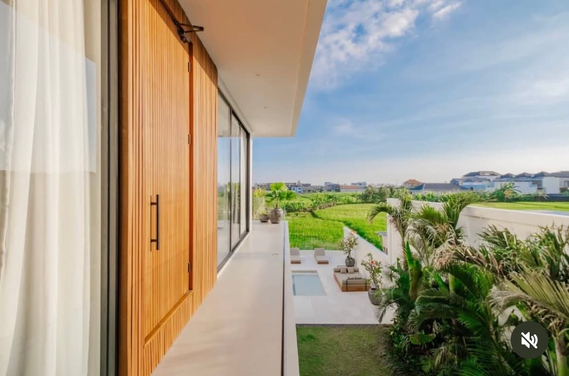 Vila Luxury 4 Kamar dengan Pemandangan Laut & Sawah di Cemagi (1/3)