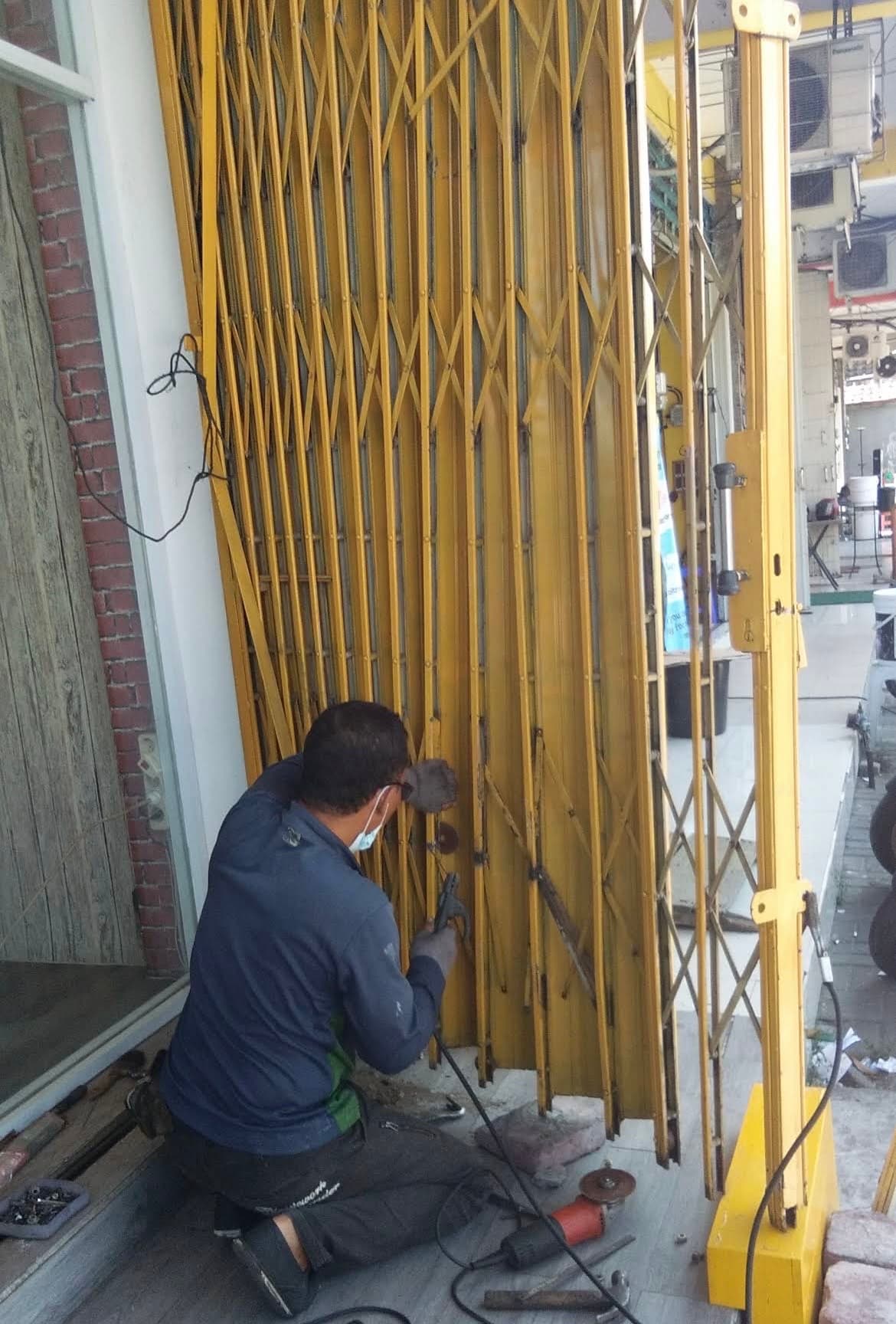 Jasa Service Pintu Harmonika & Rolling Door (1/3)
