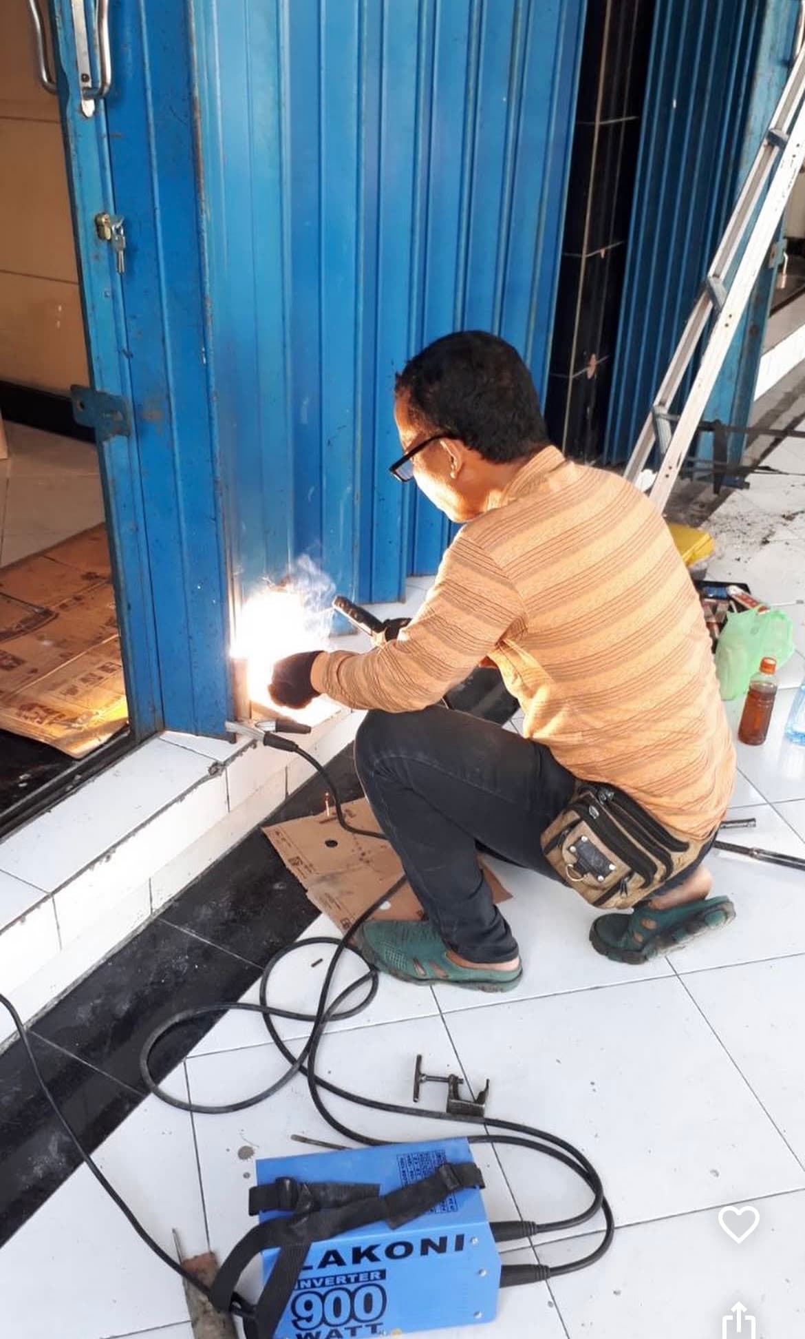 Harmonica Door & Rolling Door Repair Services — photo 1