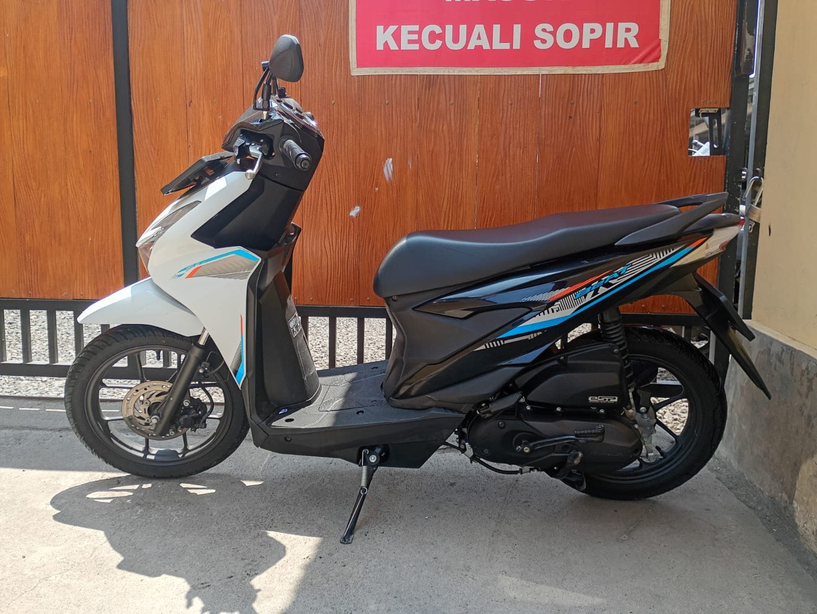 Honda Beat 2026 motorcycle rental (1/2)