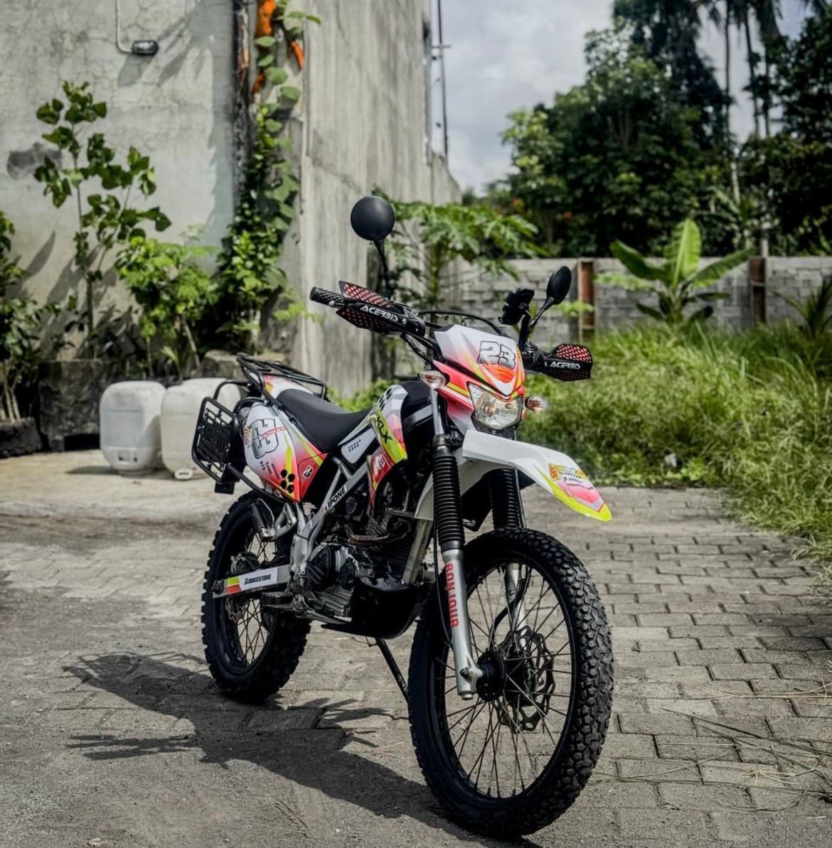 Kawasaki KLX 150 L motorbike rental (1/3)