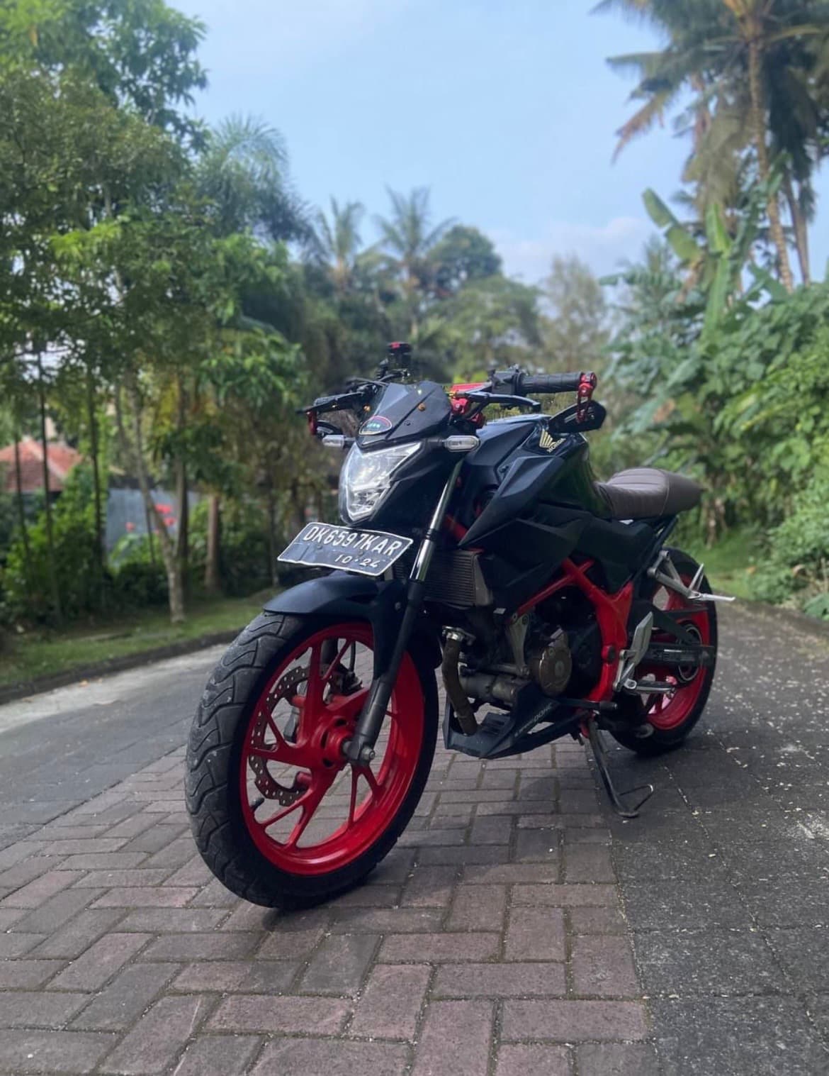 Honda CB150 Custom motorcycle for rent (1/3)