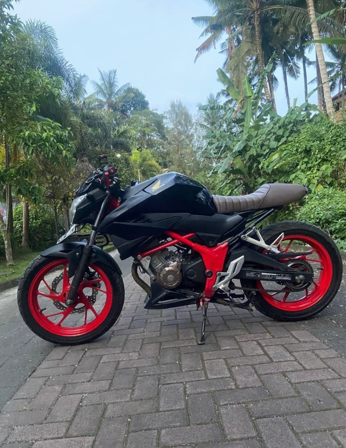 Honda CB150 Custom motorcycle for rent (1/3)
