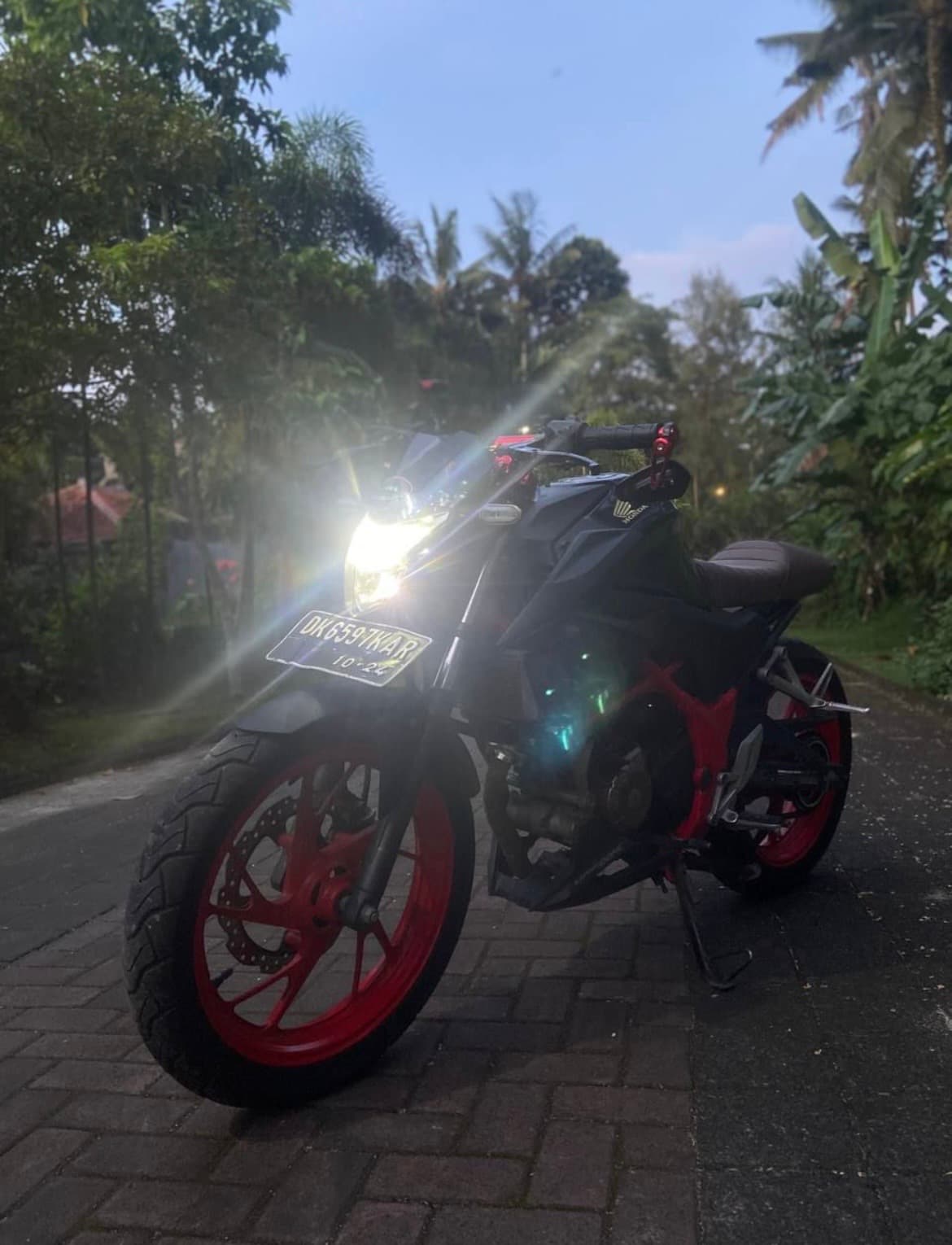 Honda CB150 Custom motorcycle for rent (1/3)
