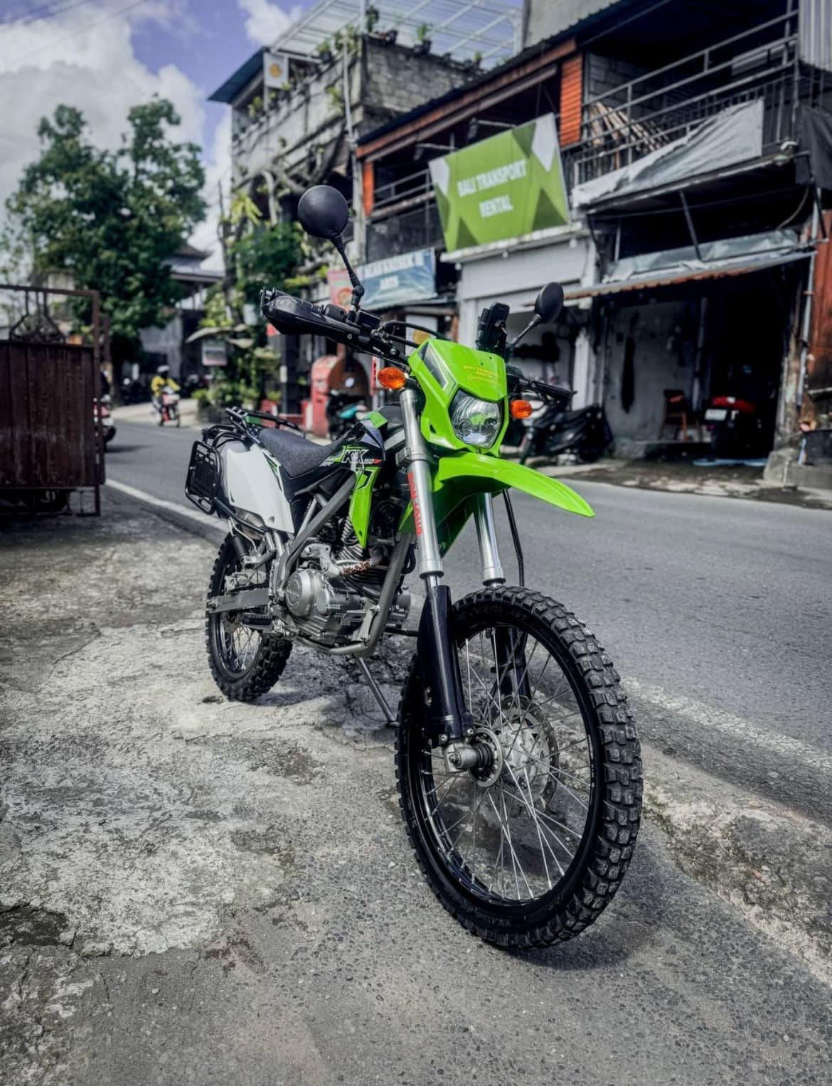 Kawasaki KLX 150 BF motorbike rental (1/3)