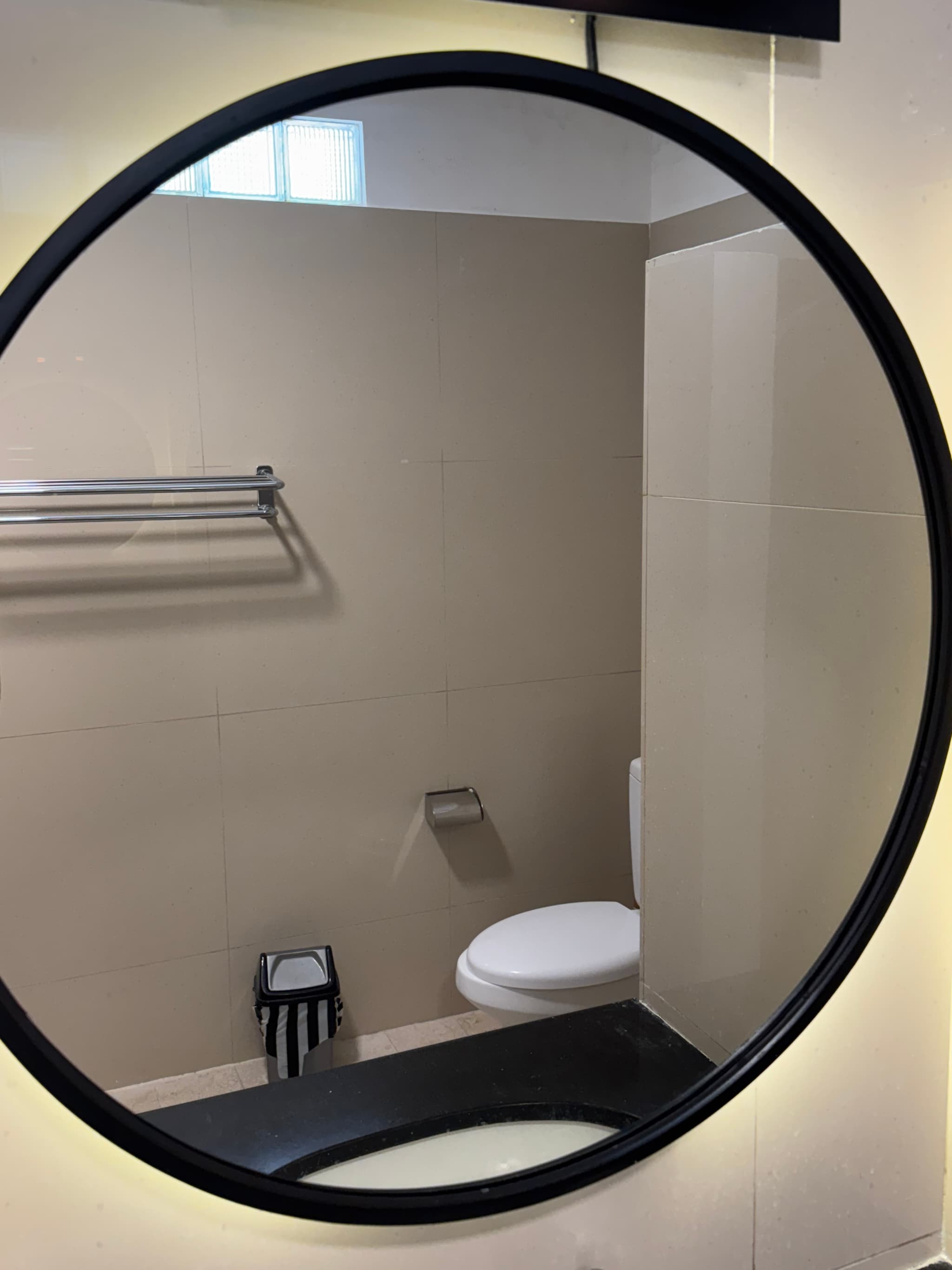 2 black bathroom mirrors (1/2)