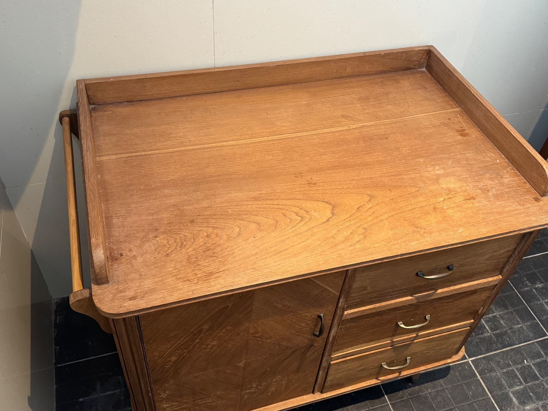 Baby wooden changing table (1/3)