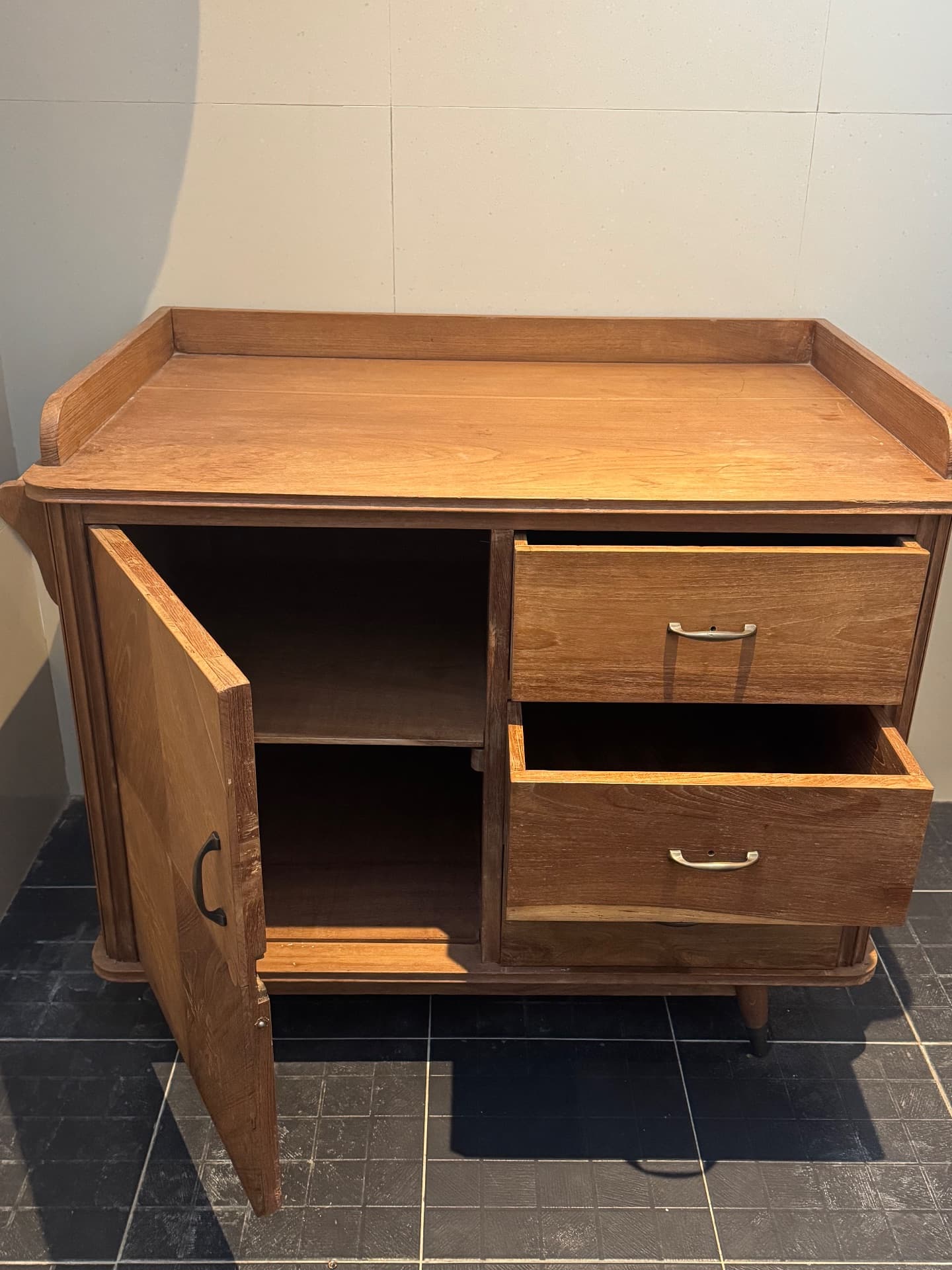 Baby wooden changing table (1/3)
