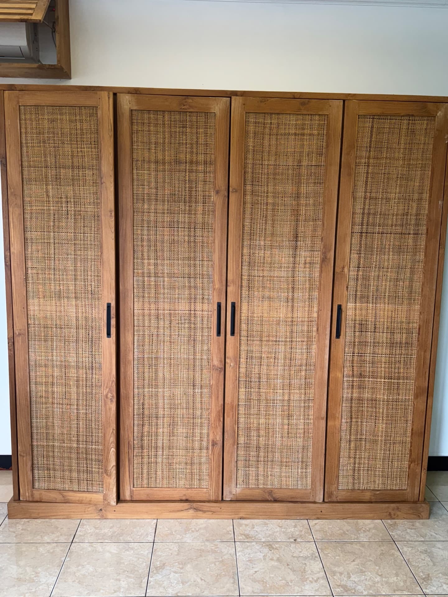 Large wardrobe in carnage (1/3)
