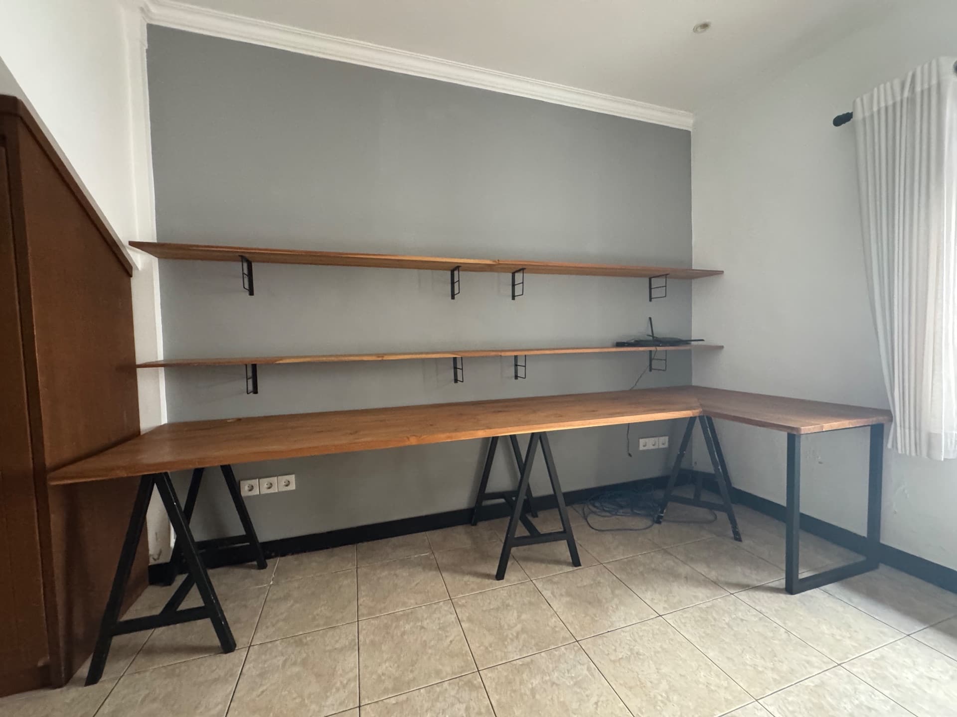 Large L-shaped wooden desk (1/3)