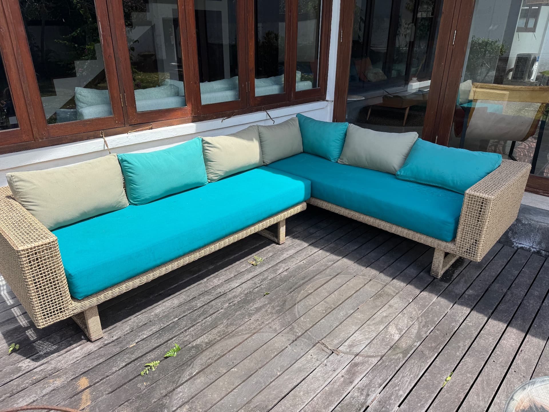 L-shaped outdoor sofa with cushion (1/3)