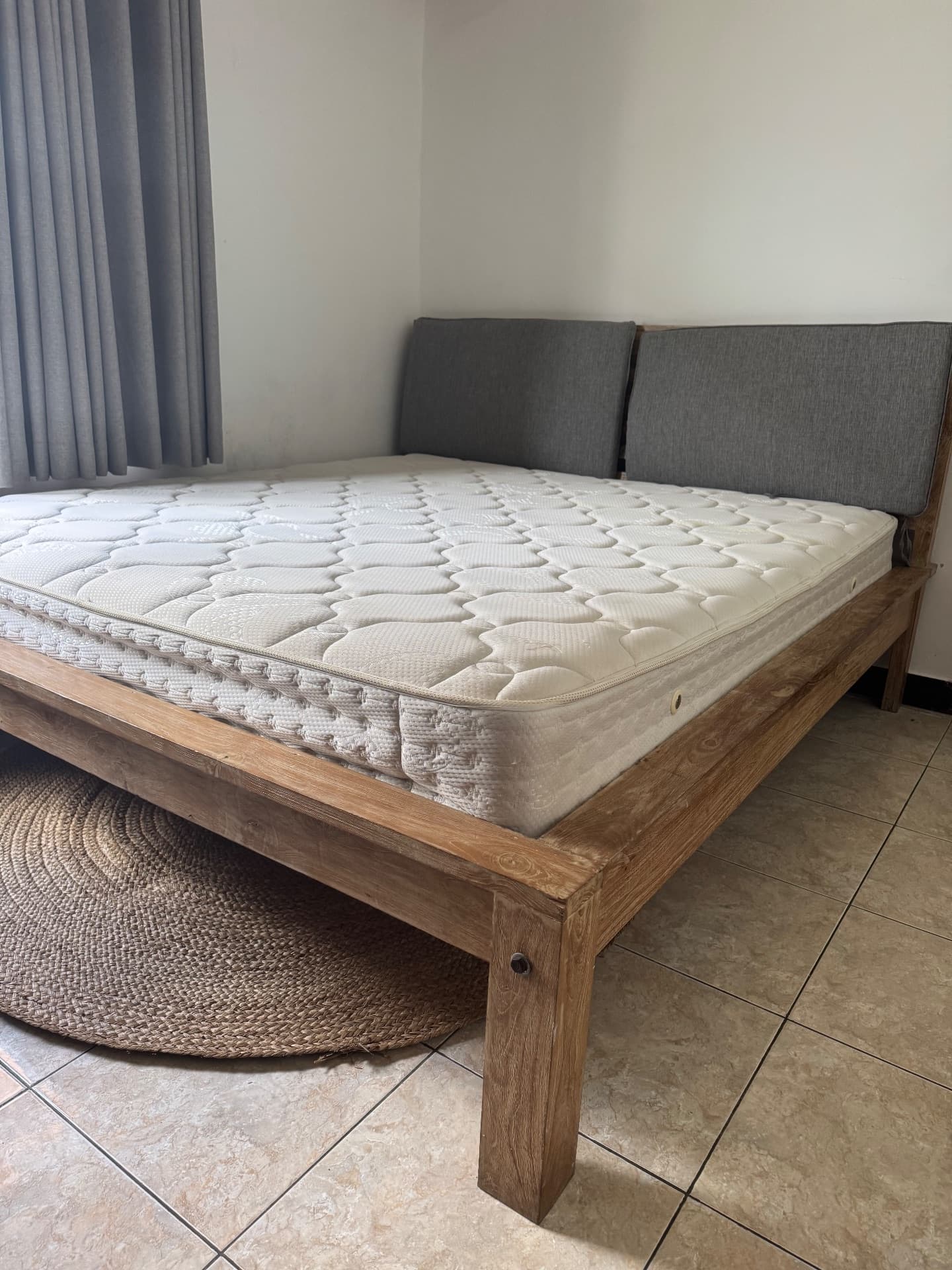 Bed base and queen mattress (1/2)
