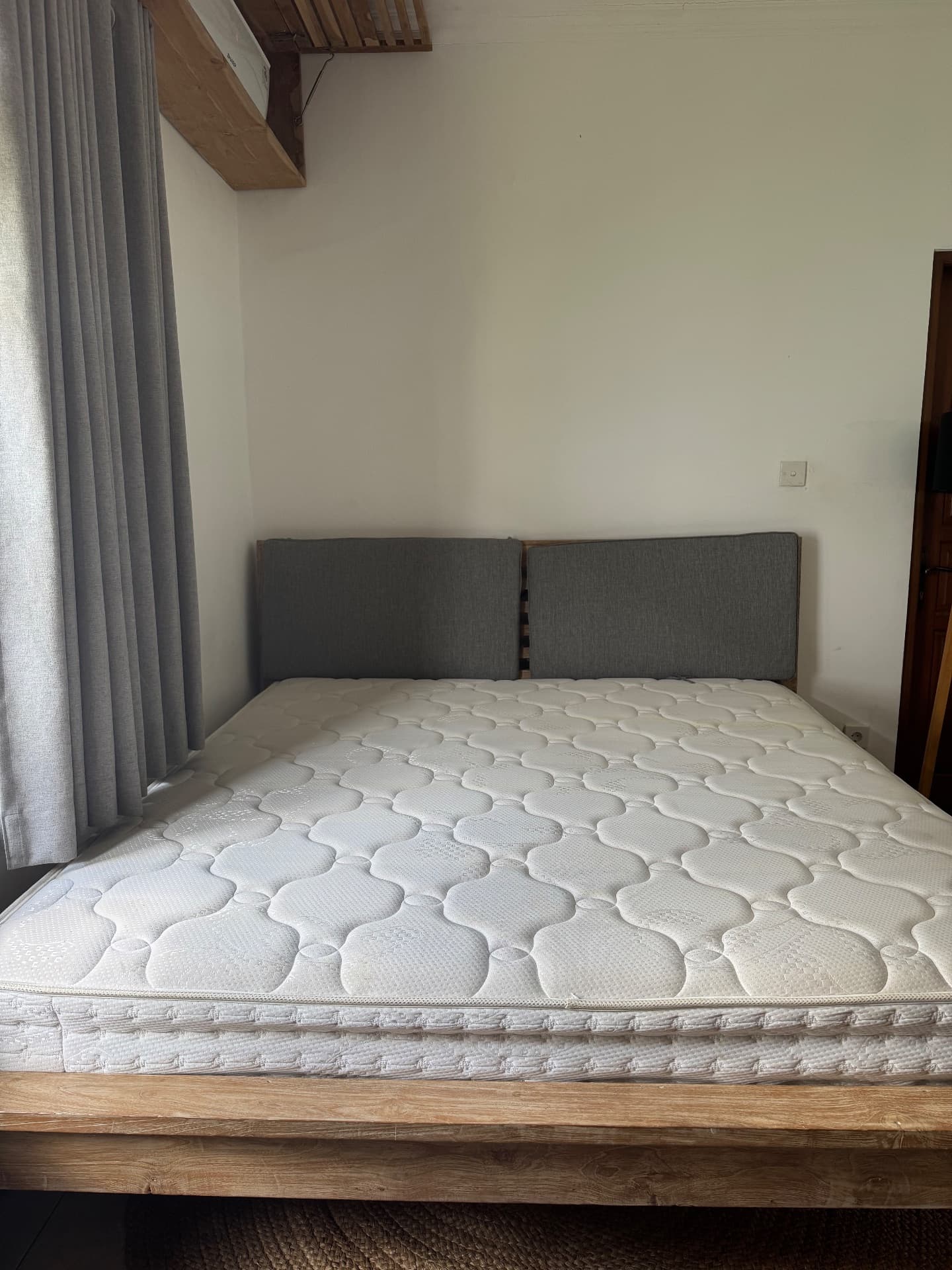 Bed base and queen mattress (1/2)