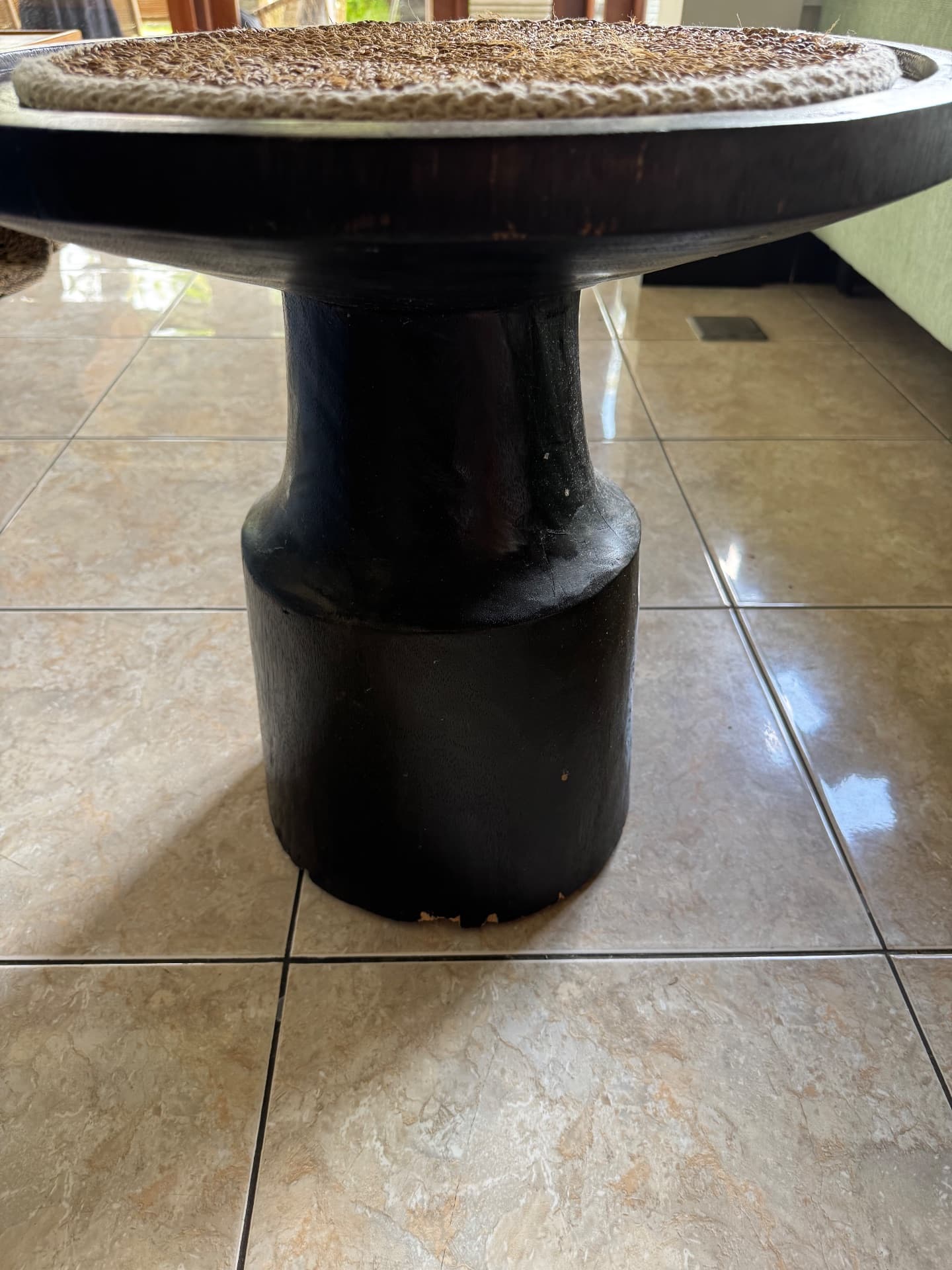Round wooden table (1/2)