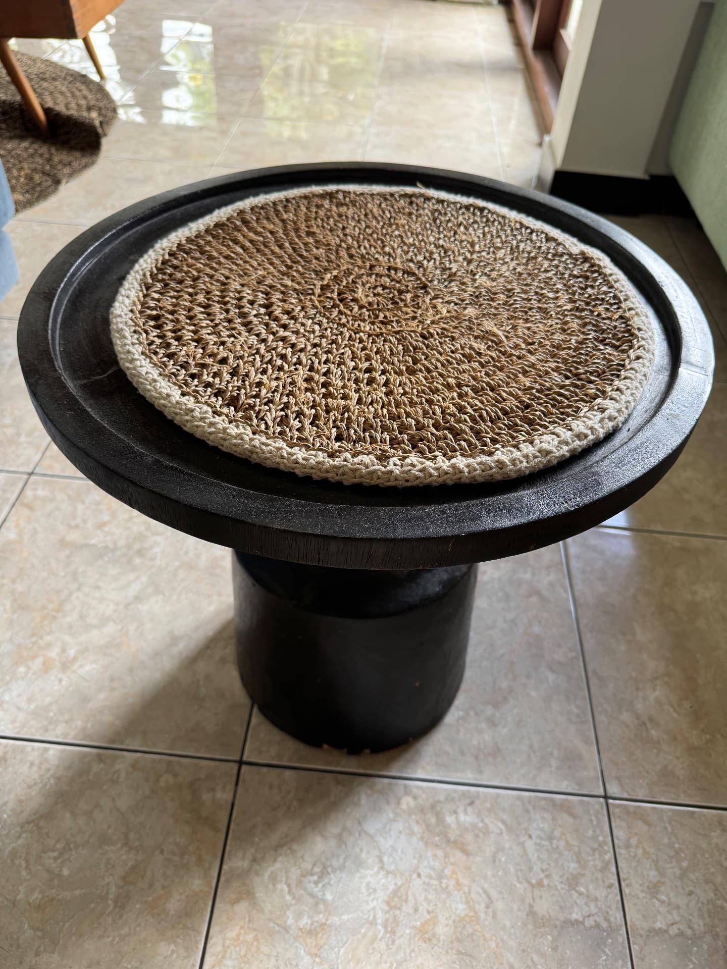 Round wooden table (1/2)