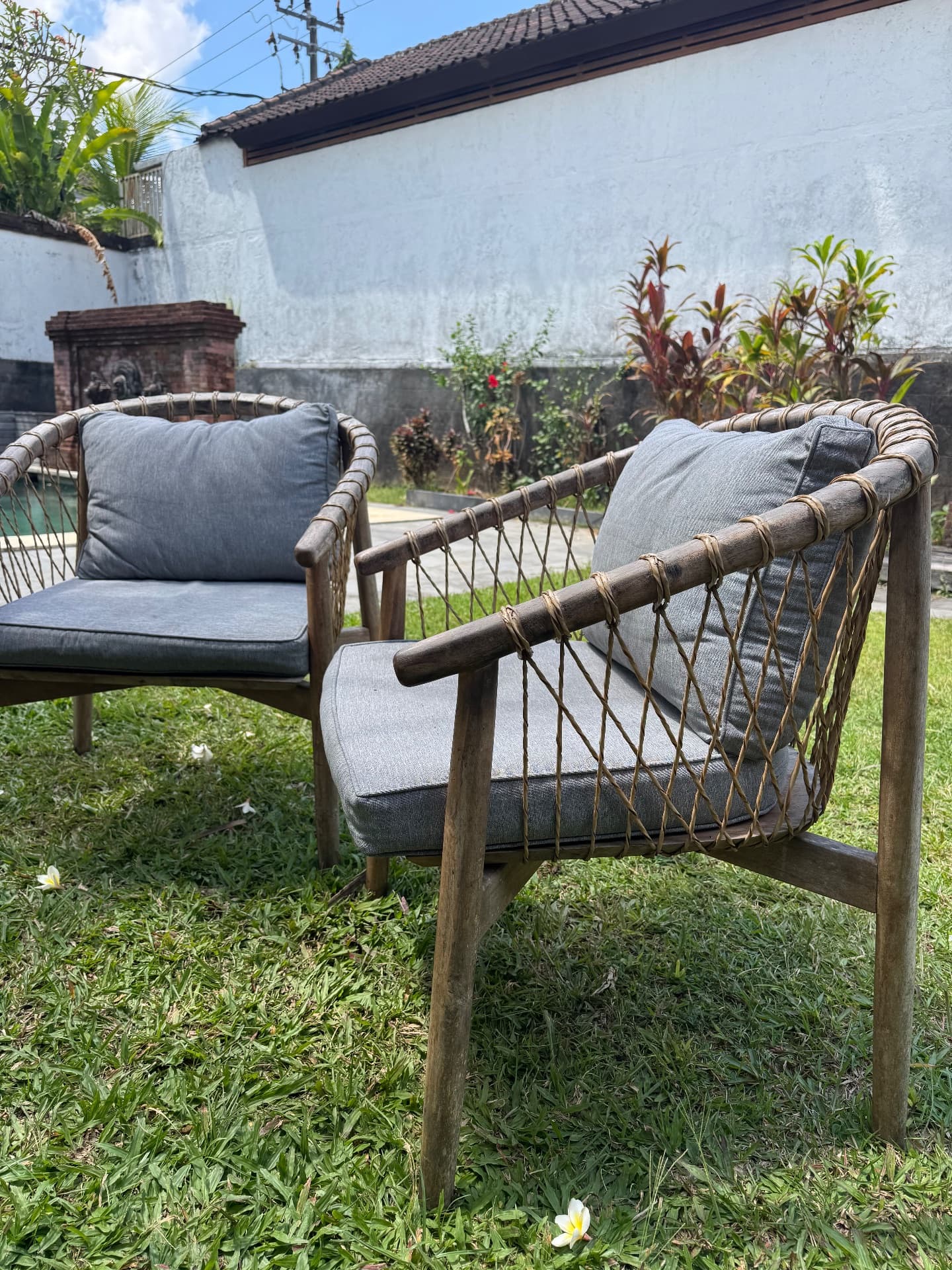 Set of 2 armchairs with cushions (1/2)