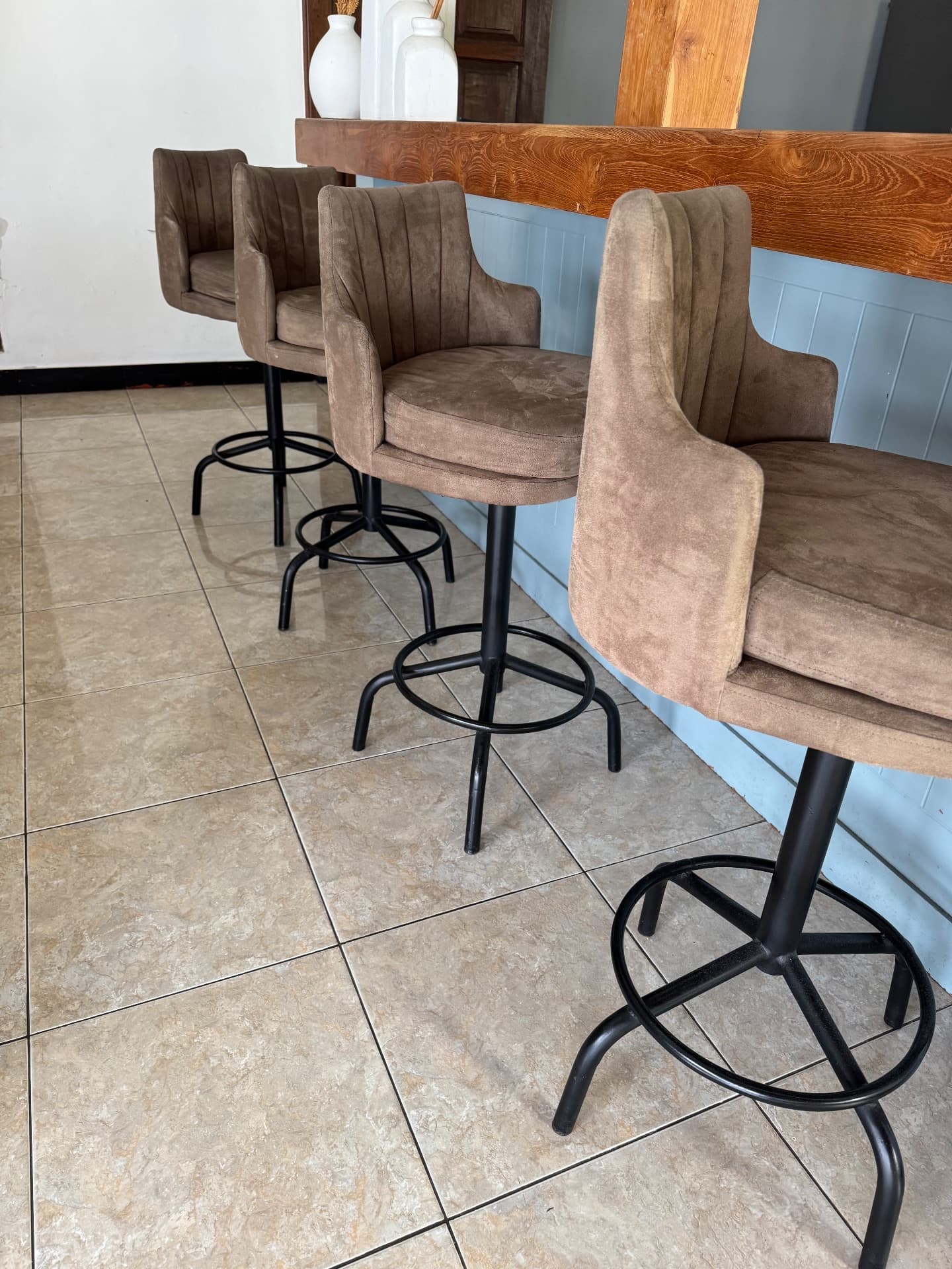 4 swivel and adjustable bar stools (1/3)