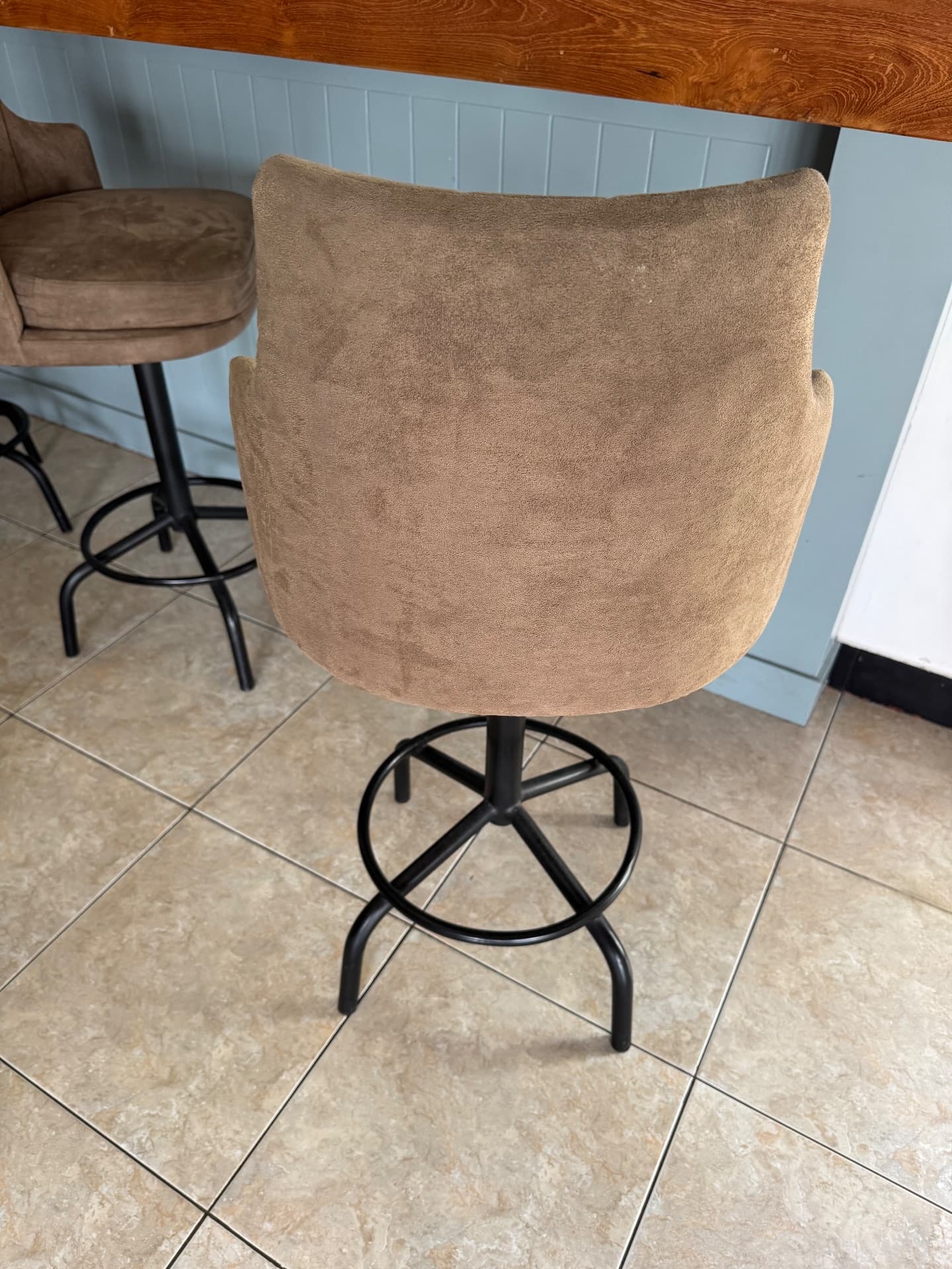 4 swivel and adjustable bar stools (1/3)