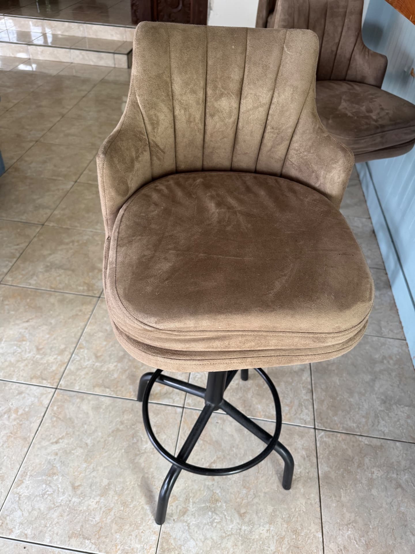 4 swivel and adjustable bar stools (1/3)