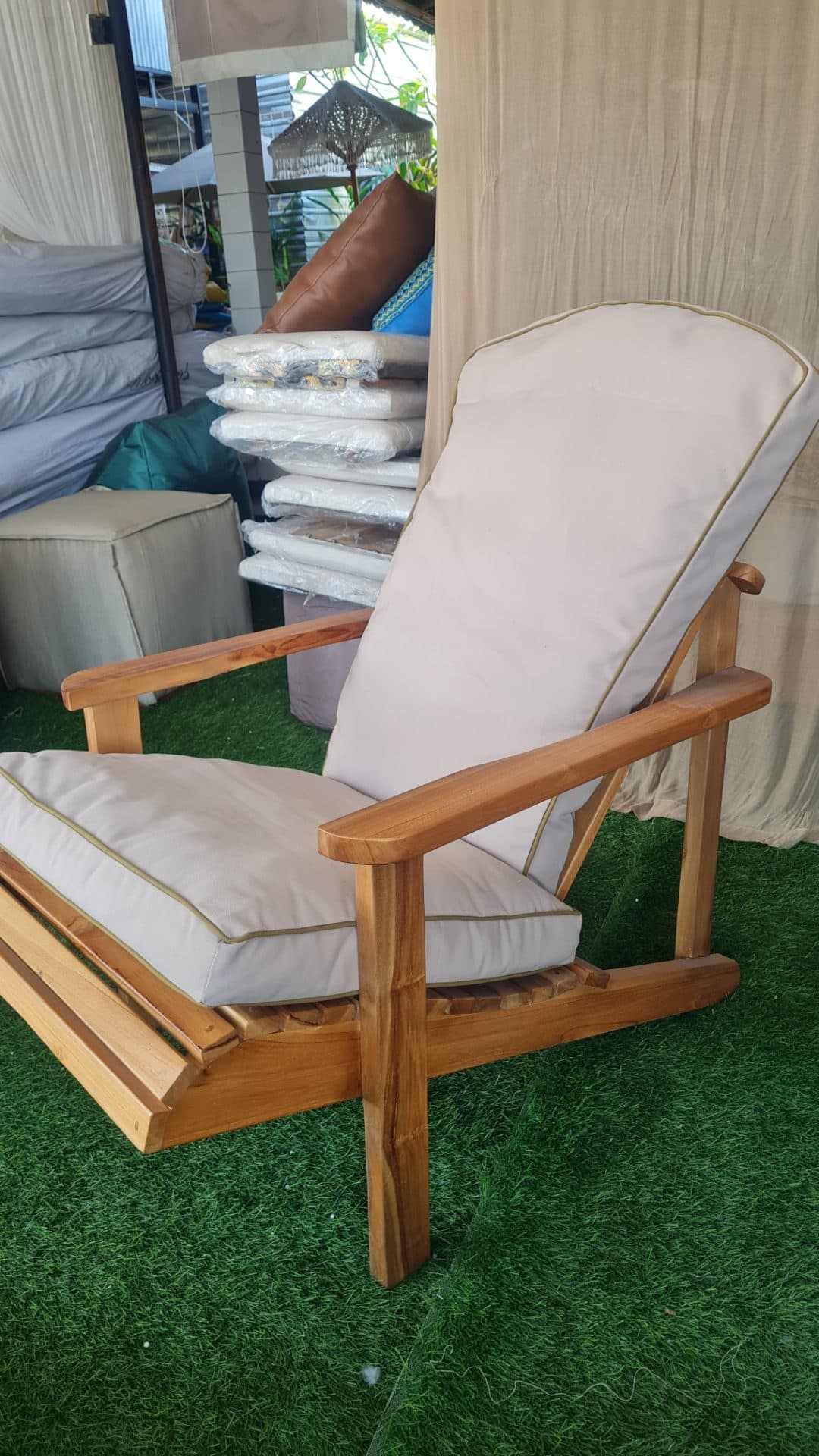 Chaise décontractée (1/3)
